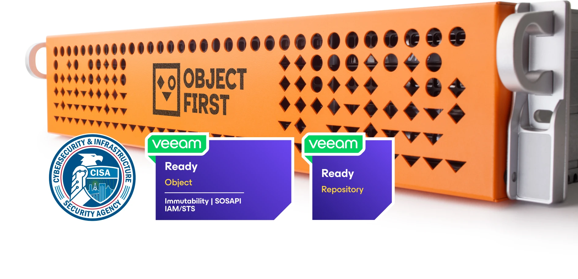 Servidor Object First com três logotipos exibidos: logotipo da Agência de Segurança Cibernética e Segurança de Infraestrutura (CISA), emblema Veeam Ready Object e emblema Veeam Ready