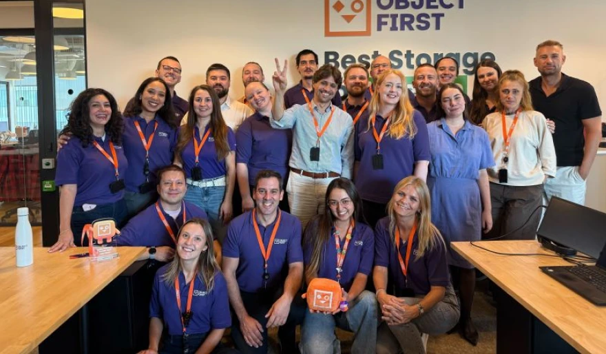 Object First colleghi che sorridono durante una sessione di team