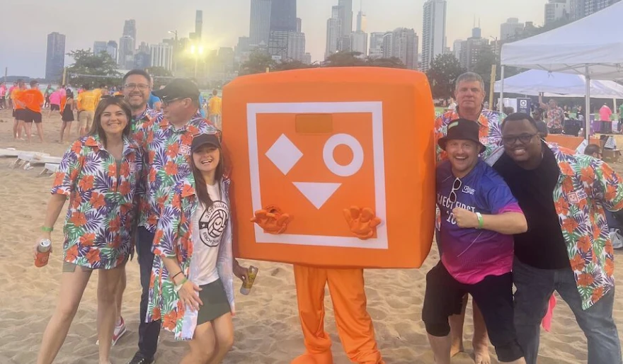 Object First membri del team che lavorano insieme a un tavolo