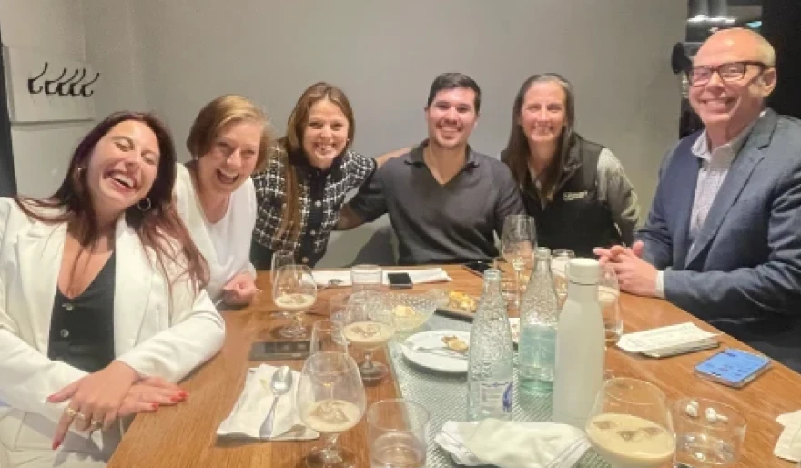 Object First dipendenti in una riunione d’ufficio collaborativa