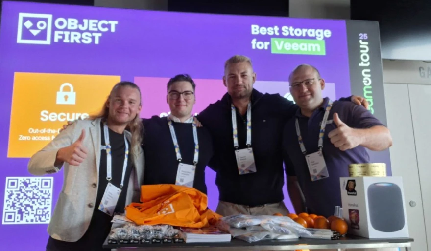 Object First team che collabora in ufficio